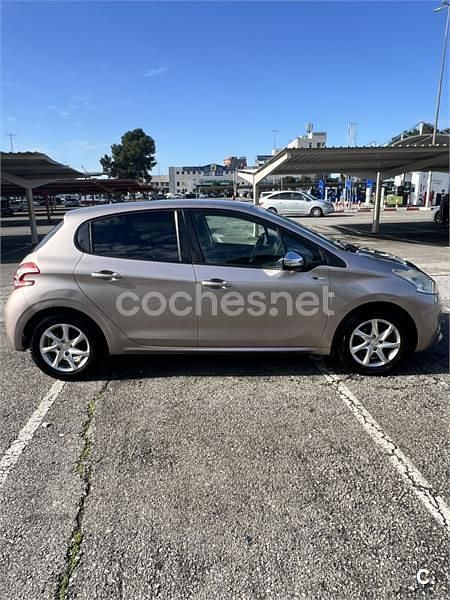 Usado Peugeot 208 Access 82 CV (60 kW) 2014 Beige Utilitario