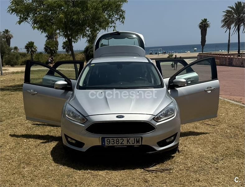 Gris / plata Usado 2018 Ford Focus Trend Berlina | 8999 € (Super precio) - Imagen 1/4