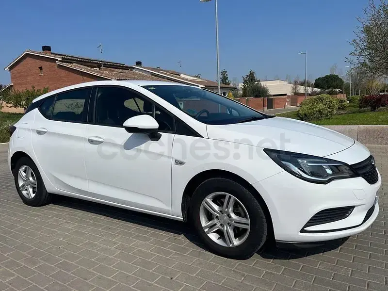 Usado Opel Astra Expression 105 CV (77 kW) 2016 Blanco Berlina