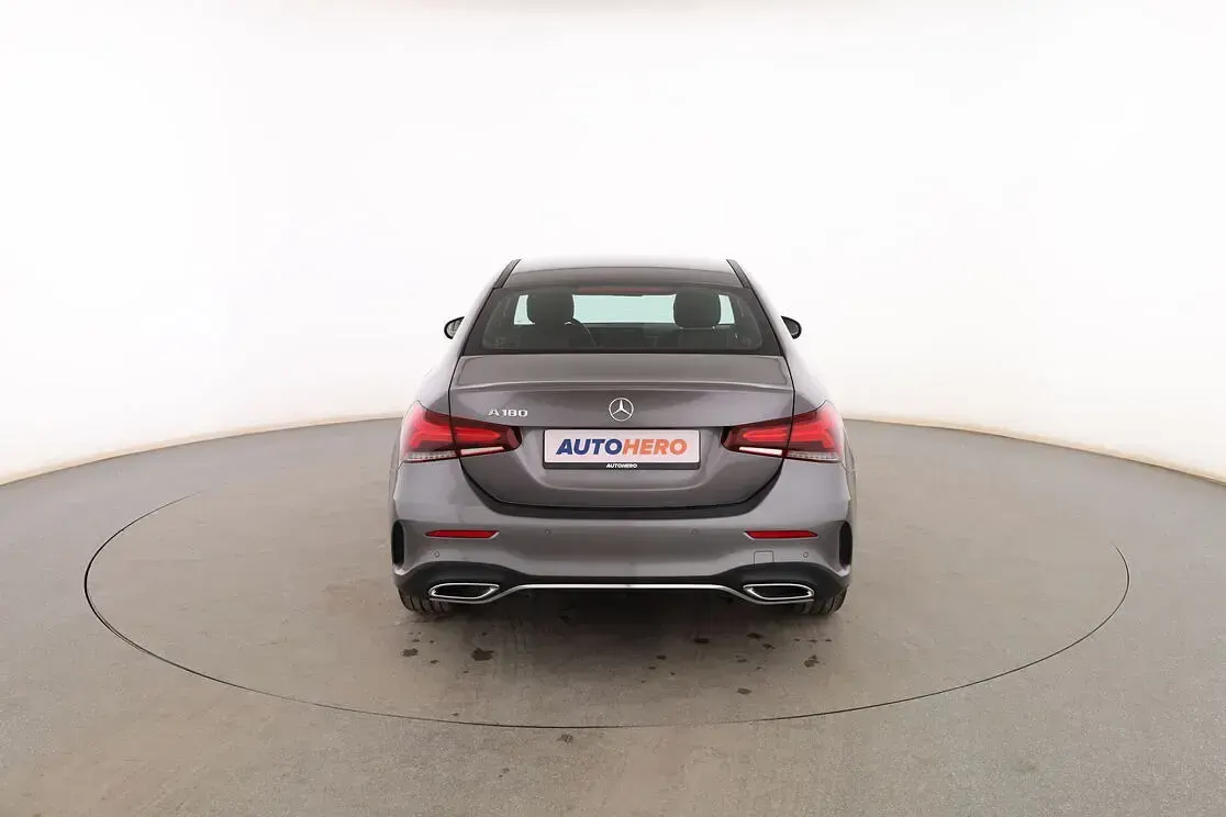 Usado Mercedes A180 AMG line 136 CV (100 kW) 2022 Gris Berlina