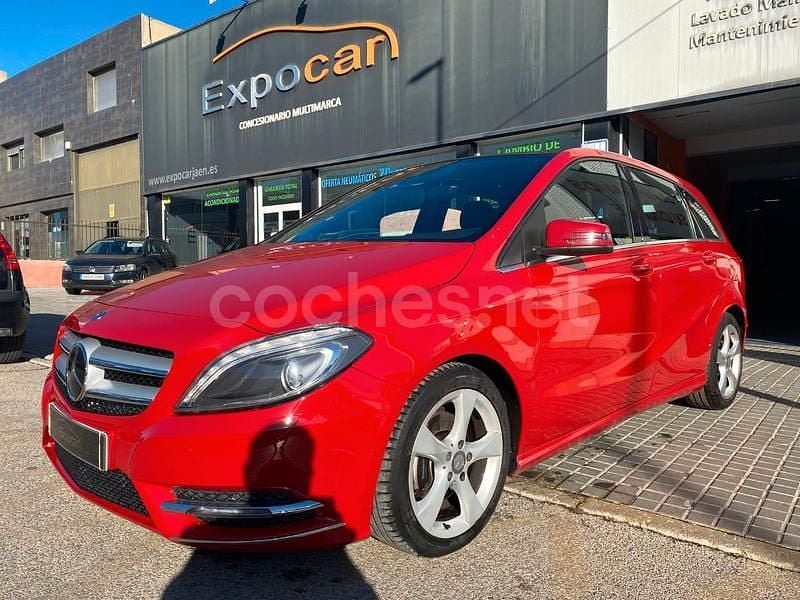 Begagnad Mercedes B180 109 HK (80 kW) 2014 Röd Minibuss