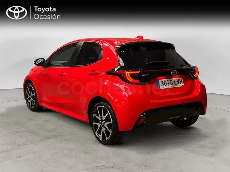 Käytetty Toyota Yaris Hybrid Style 116 HP (85 kW) 2021 Punainen Sedan