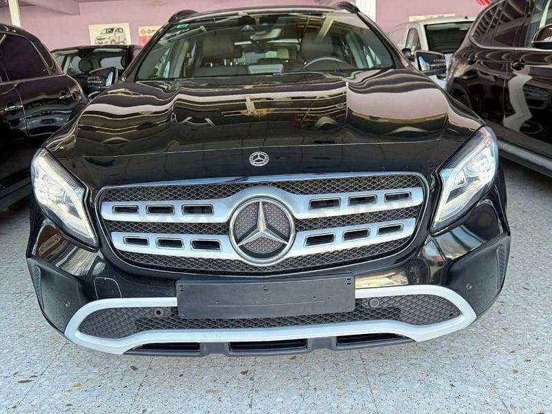 Usado Mercedes GLA200 136 CV (100 kW) 2018 Negro SUV