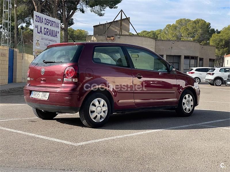 Usado VW Polo Advance 70 CV (51 kW) 2005 Granate Berlina