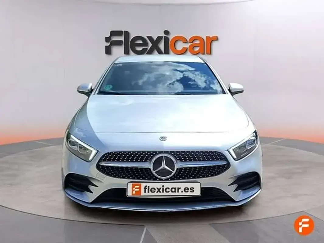 Usado Mercedes A180 109 CV (80 kW) 2018 Gris Utilitario