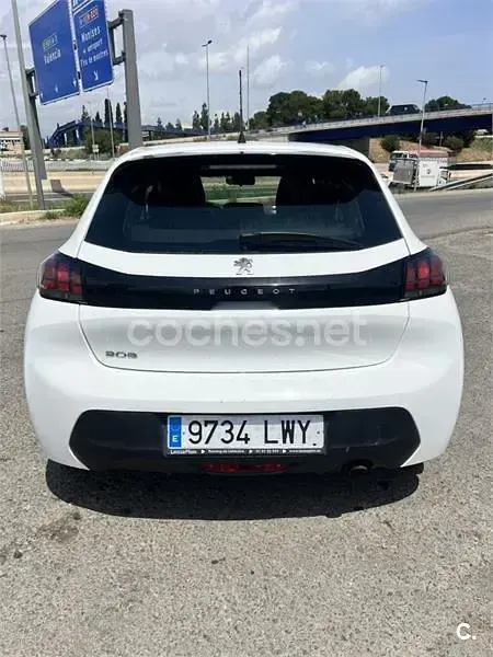 Usado Peugeot 208 Allure 100 CV (73 kW) 2022 Blanco Utilitario