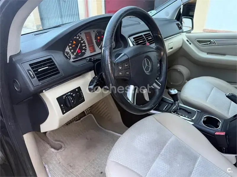Usado Mercedes B180 109 CV (80 kW) 2011 Negro Utilitario