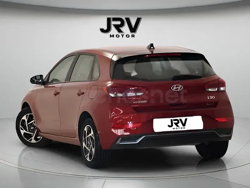Usado Hyundai i30 100 CV (73 kW) 2025 Rojo Berlina