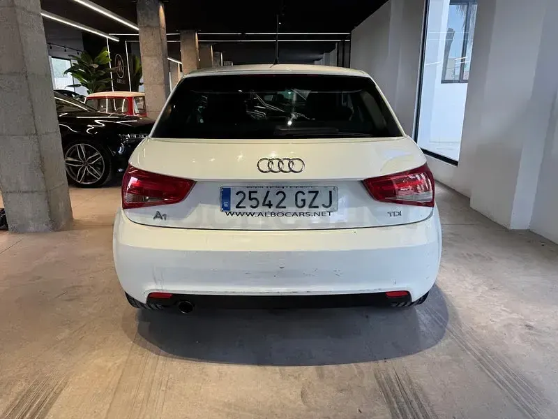 Usado Audi A1 Attraction 105 CV (77 kW) 2011 Blanco Utilitario
