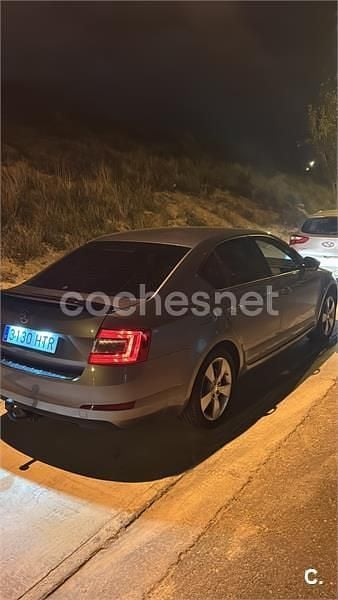 Gris / plata Usado 2013 Skoda Octavia Elegance Berlina | 13.000 € (Un poco caro) - Imagen 1/2