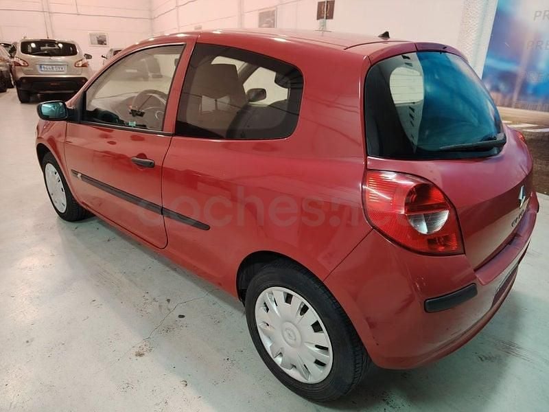 Usado Renault Clio II Authentique 75 CV (55 kW) 2007 Rojo Berlina