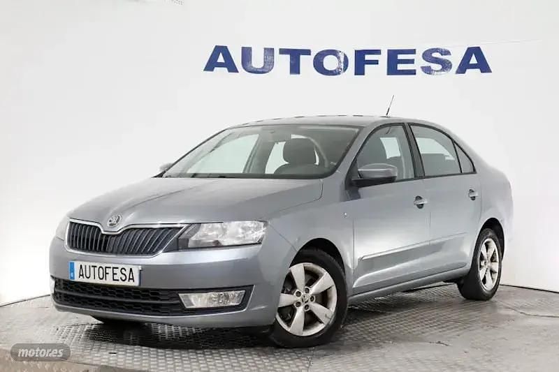 Gris Usado 2013 Skoda Rapid Ambition Berlina | 8850 € (Precio justo) - Imagen 1/4