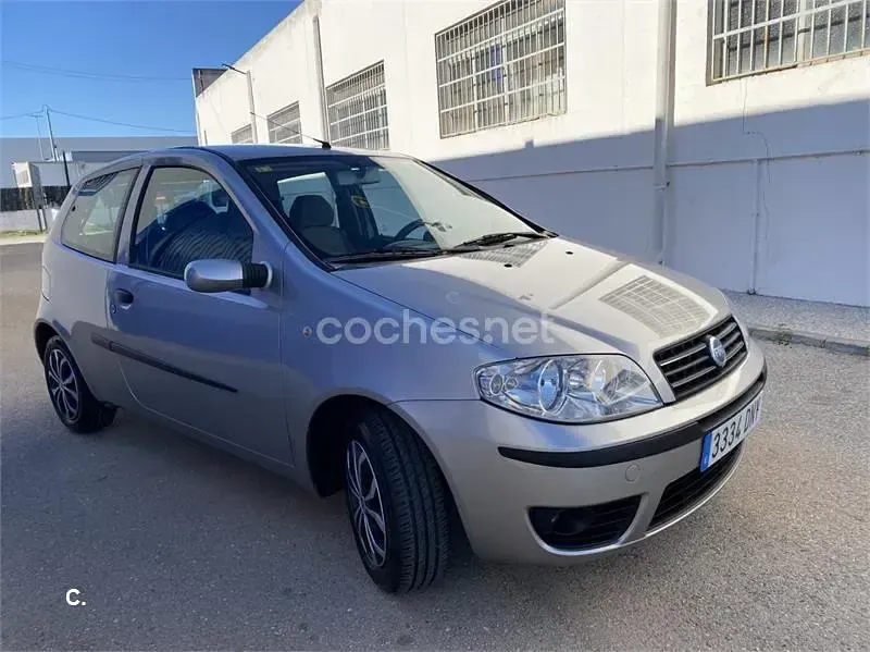 Usado Fiat Punto 70 CV (51 kW) 2005 Gris / plata Utilitario