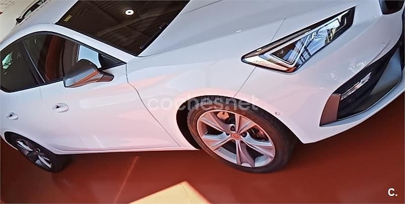 Usado Seat Leon FR 150 CV (110 kW) 2021 Blanco Familiar