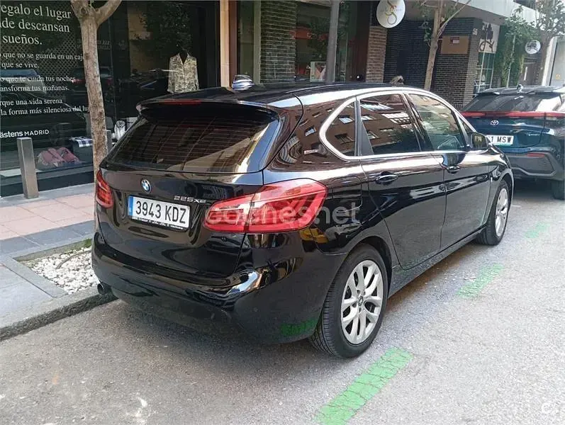 Usado BMW 225 Active Tourer iPerformance 224 CV (164 kW) 2017 Negro Monovolumen