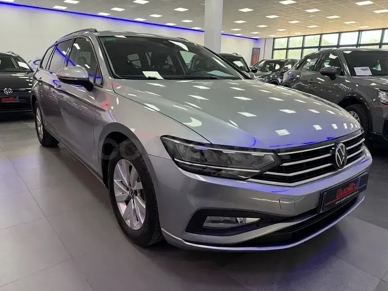 Usado VW Passat Business 150 CV (110 kW) 2022 Gris / plata Familiar