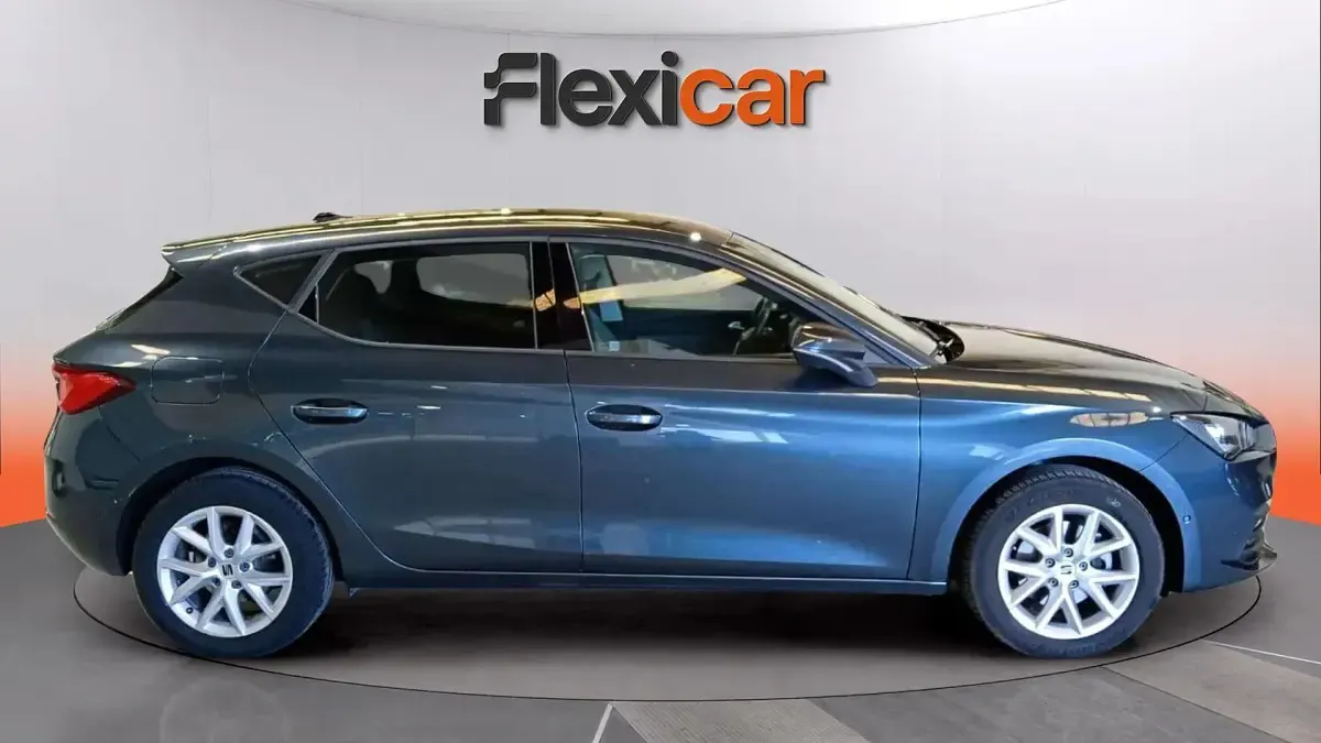 Usado Seat Leon Style 131 CV (96 kW) 2023 Gris Berlina