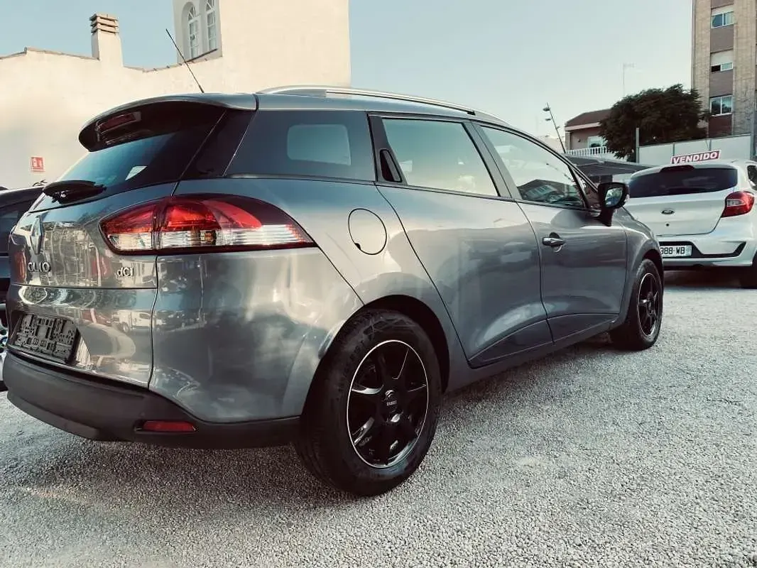 Usado Renault Clio Expression 75 CV (55 kW) 2014 Gris Utilitario