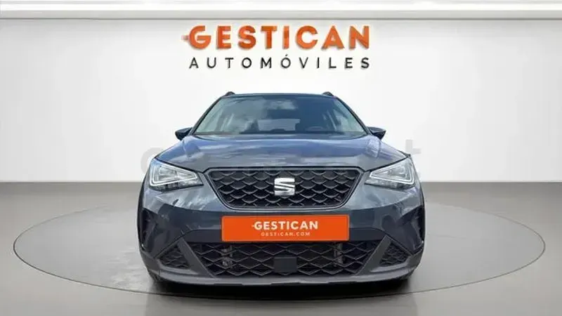 Usado Seat Arona Style 110 CV (80 kW) 2022 Gris / plata SUV