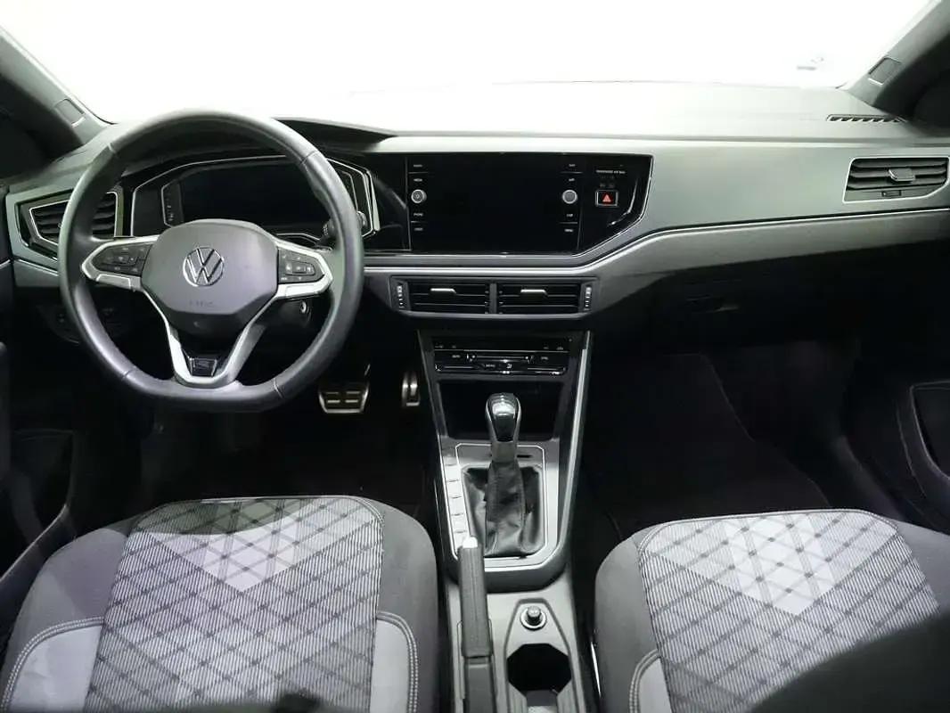 Usado VW Polo R-line 116 CV (85 kW) 2024 Gris Utilitario