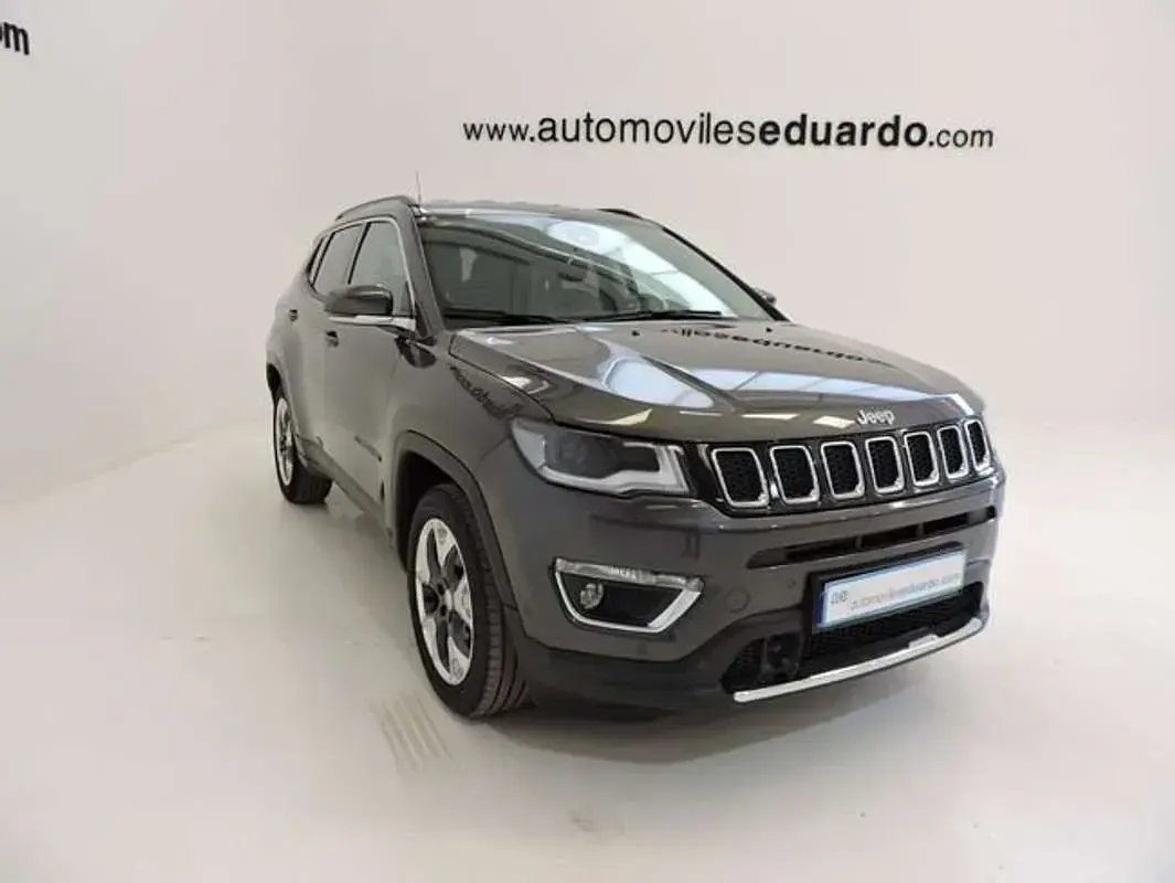 Usado Jeep Compass Limited 120 CV (88 kW) 2018 Gris SUV