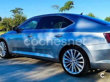 Usado Skoda Superb Style 190 CV (139 kW) 2016 Gris / plata Berlina