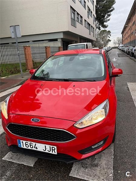 Rojo Usado 2015 Ford Focus Trend Berlina | 10.500 € (Precio justo) - Imagen 1/4
