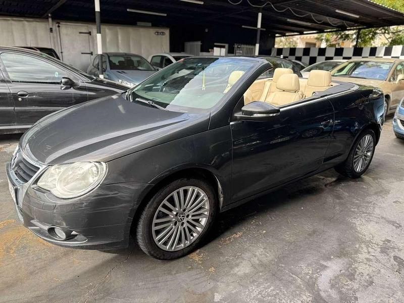 Usado VW Eos 140 CV (102 kW) 2010 Marrón Descapotable