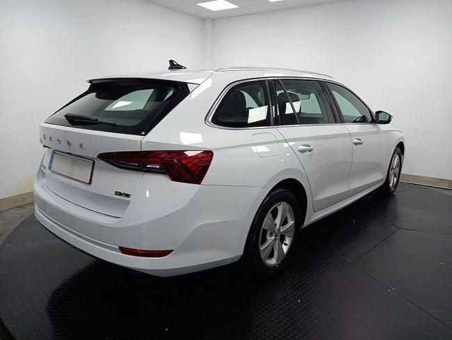 Usado Skoda Octavia 110 CV (80 kW) 2021 Blanco Familiar