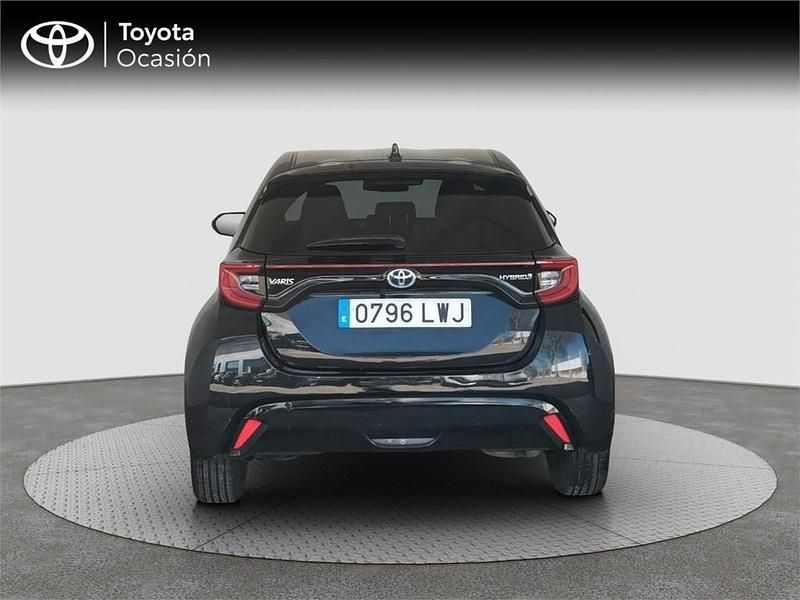 Usado Toyota Yaris Hybrid Style 116 CV (85 kW) 2022 Negro Monovolumen