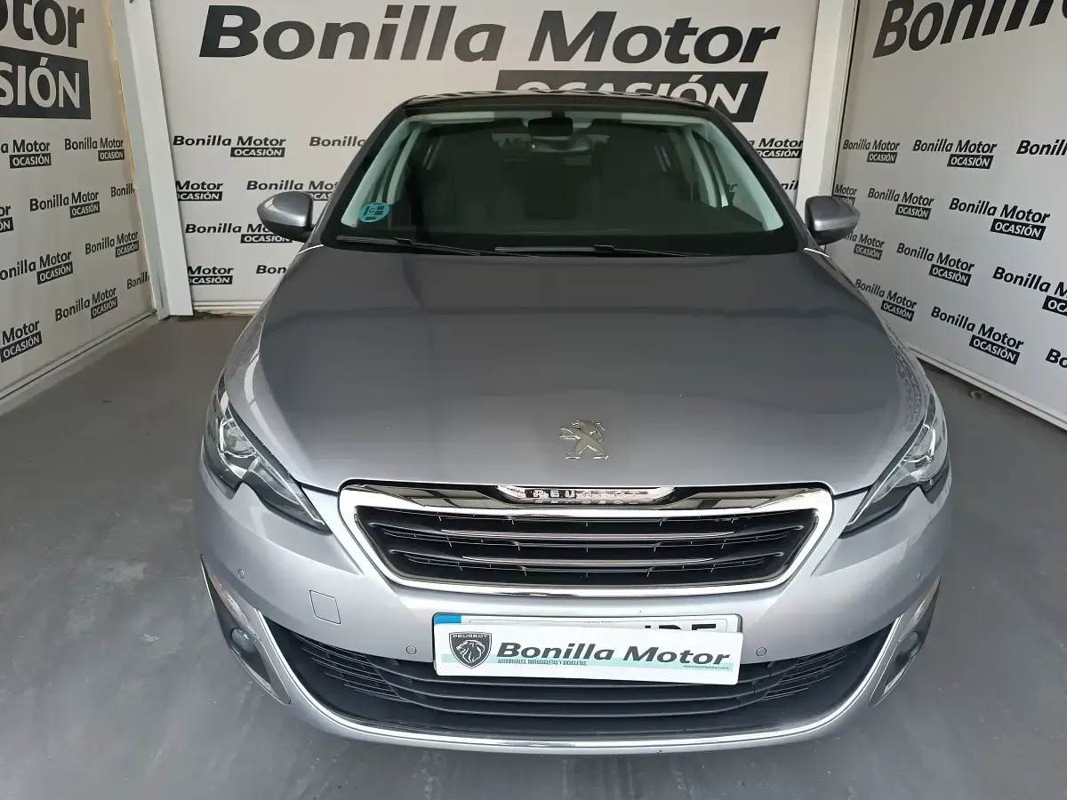 Usado Peugeot 308 Allure 131 CV (96 kW) 2016 Gris / plata Berlina