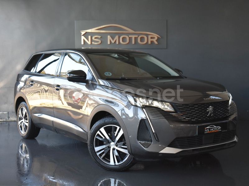 Usado Peugeot 5008 Allure 131 CV (96 kW) 2022 Gris / plata Monovolumen