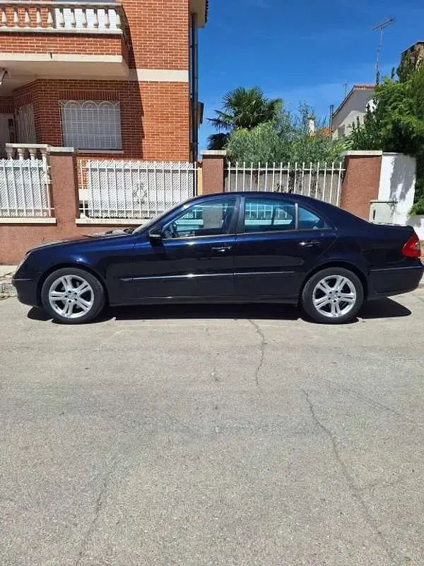 Usado Mercedes E280 Avantgarde 230 CV (169 kW) 2007 Azul Berlina