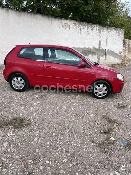 Usado VW Polo Advance 70 CV (51 kW) 2004 Rojo Utilitario