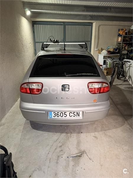 Usado Seat Leon Sport 105 CV (77 kW) 2004 Gris / plata Utilitario