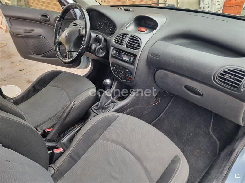 Usado Peugeot 206 70 CV (51 kW) 2006 Gris / plata Familiar