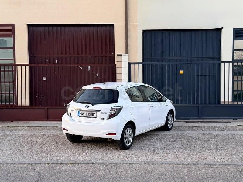 Usado Toyota Yaris Hybrid Active 100 CV (73 kW) 2014 Blanco Berlina