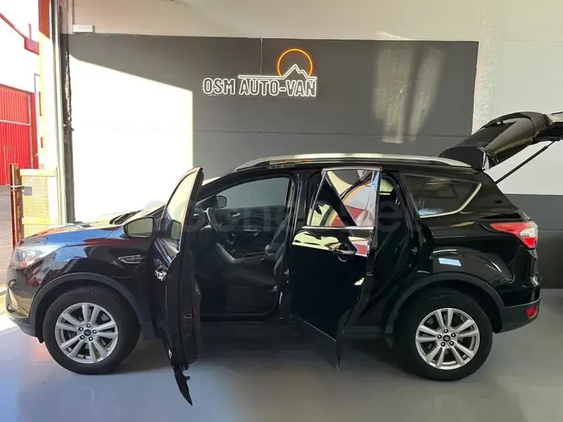 Usado Ford Kuga Trend 120 CV (88 kW) 2018 Negro SUV