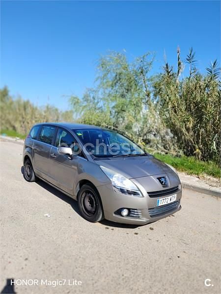Usado Peugeot 5008 Access 112 CV (82 kW) 2012 Beige Monovolumen
