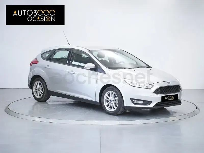 Usado Ford Focus Trend 125 CV (91 kW) 2016 Gris / plata Berlina