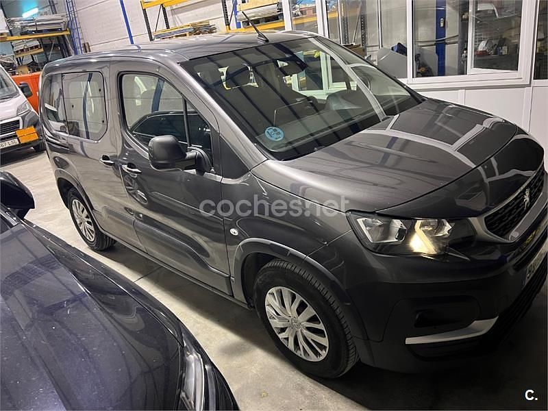 Usado Peugeot Rifter Active 100 CV (73 kW) 2021 Gris / plata Monovolumen