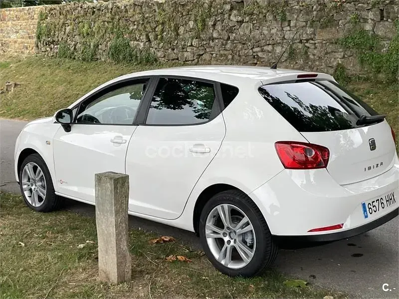 Usado Seat Ibiza Copa 90 CV (66 kW) 2012 Blanco Berlina