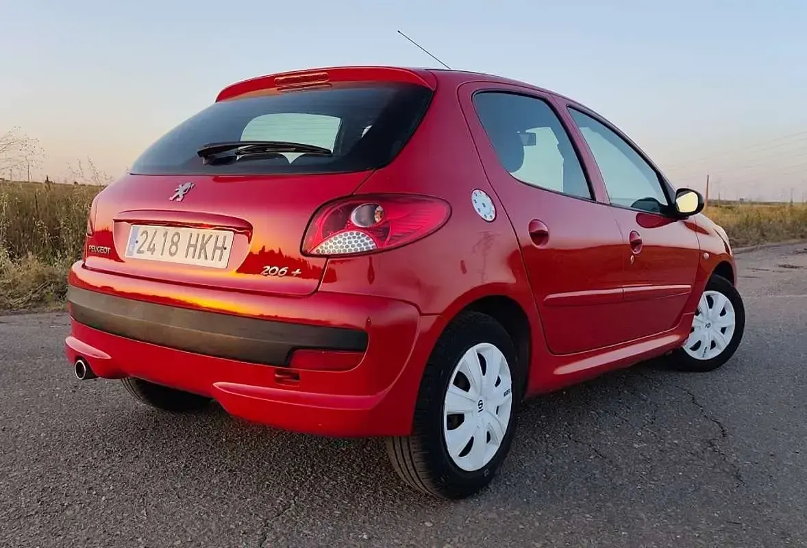Usado Peugeot 206+ 70 CV (51 kW) 2012 Rojo Utilitario