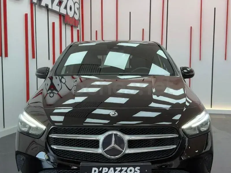 Usado Mercedes B180 116 CV (85 kW) 2019 Negro Utilitario