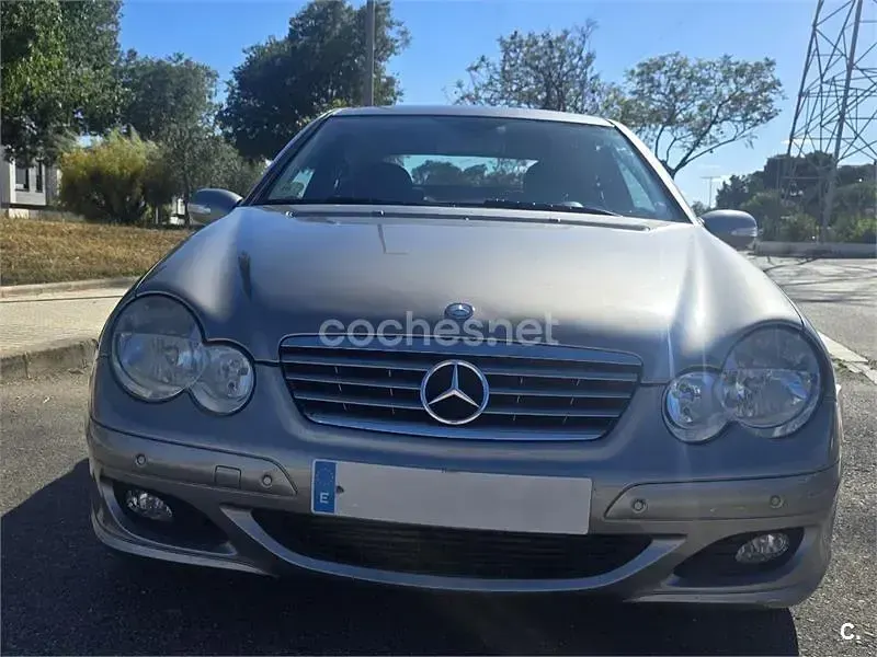 Usado Mercedes C180 143 CV (105 kW) 2005 Gris / plata Berlina