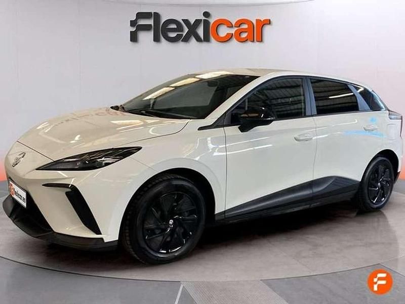 Begagnad MG MG4 EV 125 kW (170 HK) 2023 Vit Halvkombi