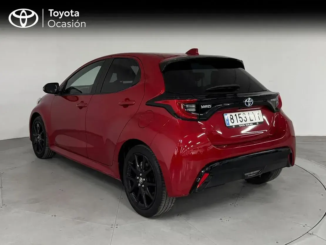 Usado Toyota Yaris Hybrid Plus 116 CV (85 kW) 2022 Rojo emocion Berlina