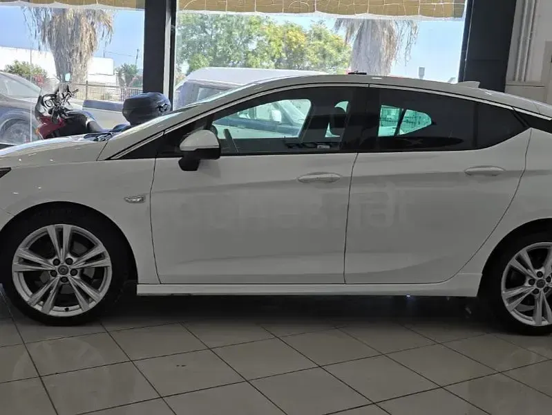 Usado Opel Astra 160 CV (117 kW) 2018 Blanco Berlina