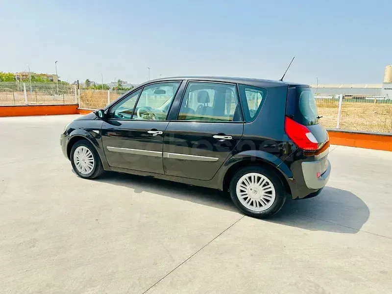Usado Renault Scénic Dynamique 105 CV (77 kW) 2008 Negro Monovolumen