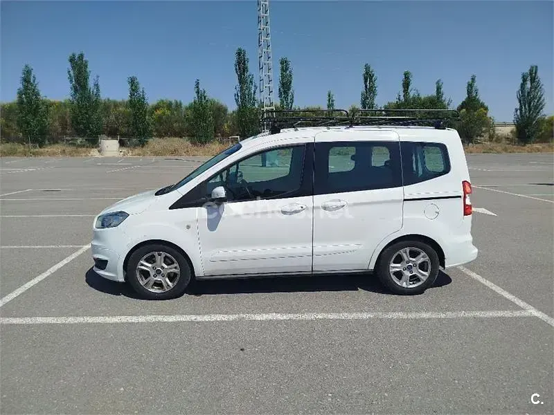 Usado Ford Tourneo Courier Ambiente 75 CV (55 kW) 2016 Blanco Monovolumen